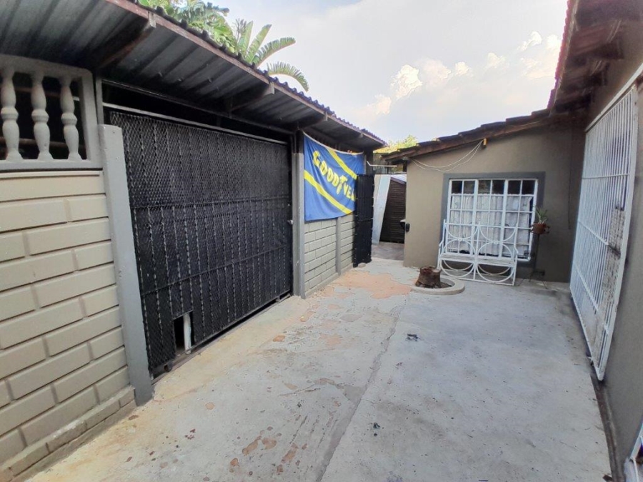 5 Bedroom Property for Sale in Geelhoutpark North West